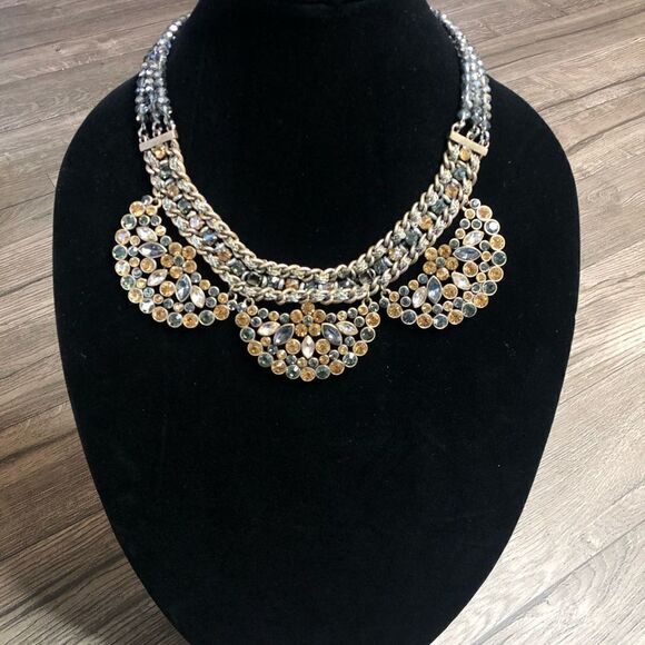 2/$30 Green Gold sparkly beaded necklace - Picture 1 of 7